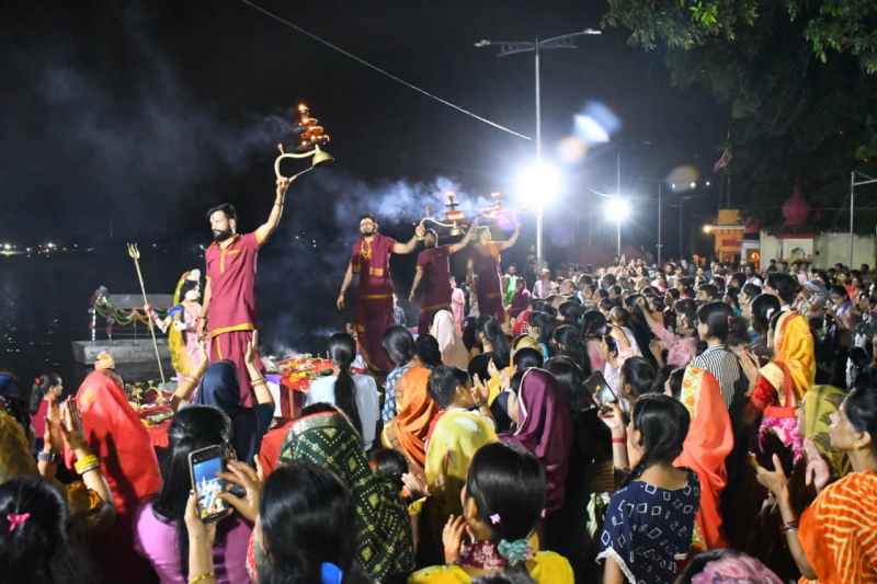शंख, झालर और मंत्रोच्चार से गूंजा चकराघाट