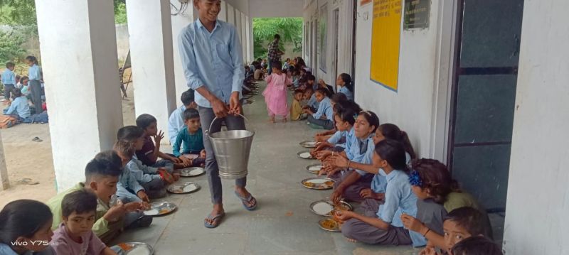 शाहपुरा के सकतपुरा राउमावि में भोजन करते विद्यार्थी।