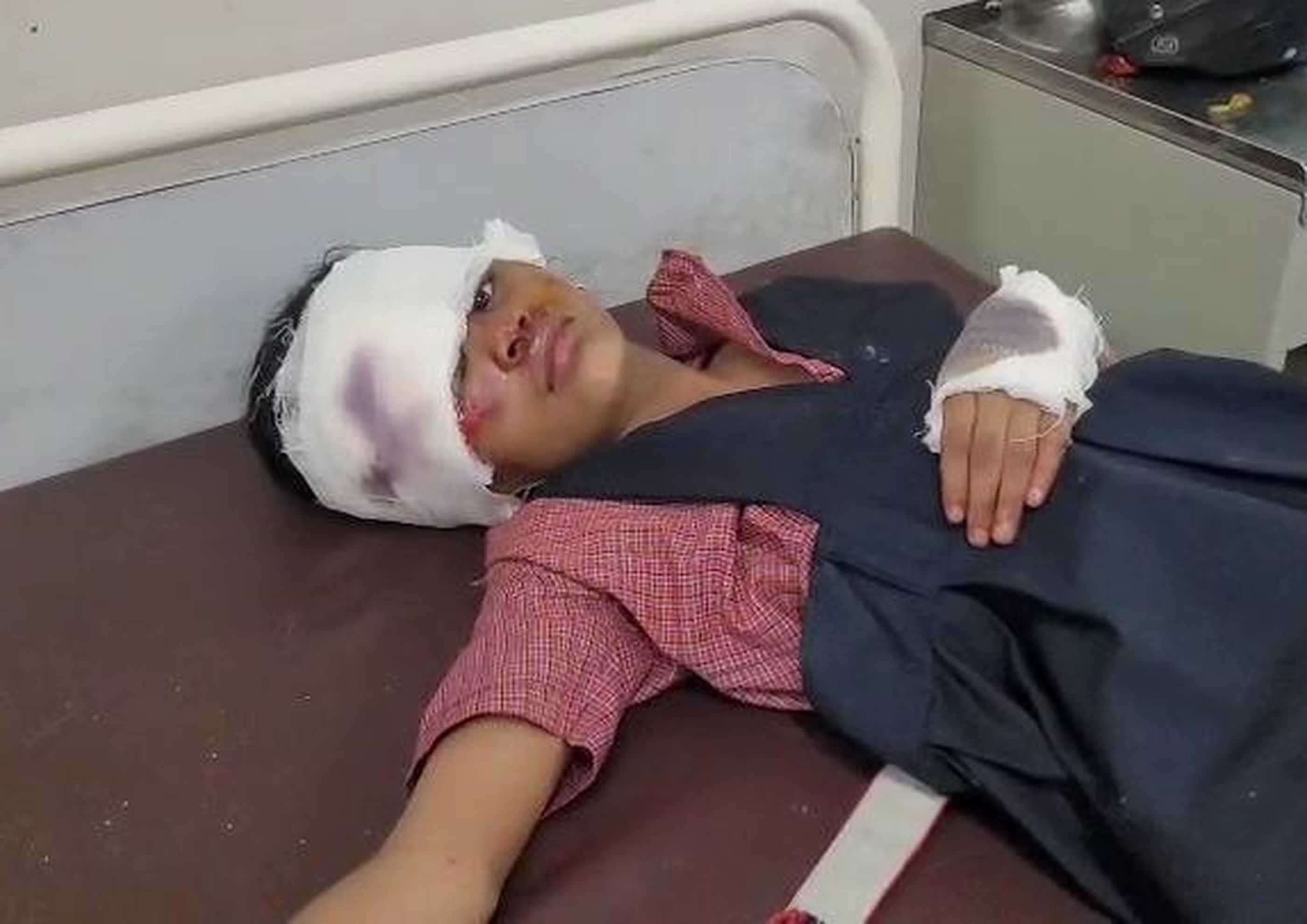 कार ने बाइक को मारी टक्कर, चार भाई-बहन घायल