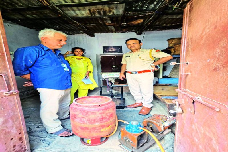 धड़ल्ले से चल रहा घरेलू गैस सिलेंडर से अवैध रीफिलिंग का कारोबार