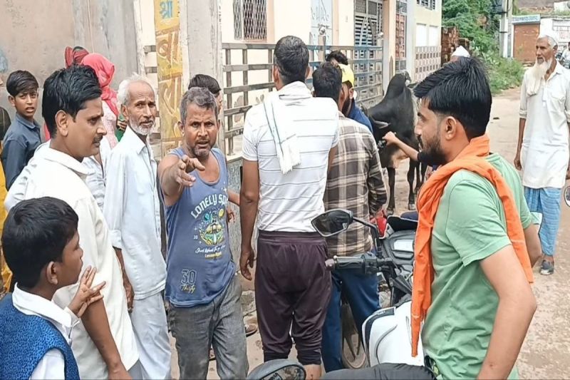 स्मार्ट मीटर लगाने को लेकर हंगामा, मीटर लगाने वालों को पुलिस ने लिया हिरासत में There was a ruckus over the installation of smart meters, the police took the meter installers into custody