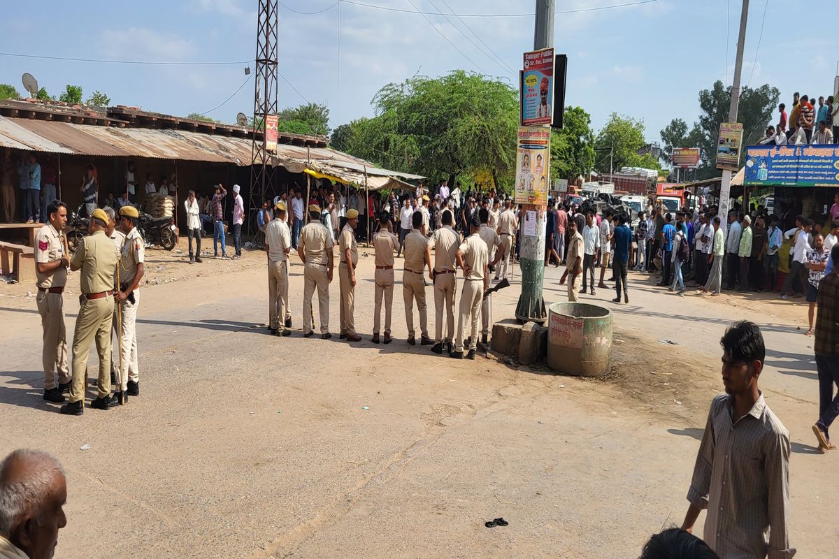 हत्याकांड को लेकर बाजार बंद, रही तनावपूर्ण शांति Markets closed due to the massacre, tense peace prevailed.