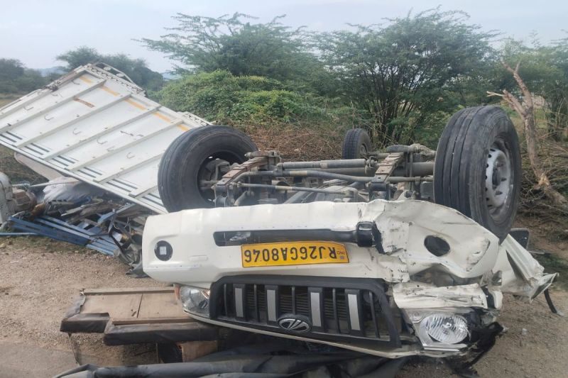 ट्रेलर में लदी ओवर साइज मशीन से टकराकर पलटी पिकअप, दो की मौत, 4 जख्मी