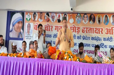 विधायक रोहित बोहरा ने ने कहा कि 11 साल से केंद्र सरकार वोट चोरी के जरिए सत्ता में बनी हुई है। अब आगे सत्ता से हटाने के लिए राहुल गांधी ने जो मुहिम चलाई है उसे पीसीसी से डीसीसी और डीसीसी से ब्लॉक स्तर तक पहुंचाया गया है। आगामी समय में मंडल और बूथ स्तर तक जागरूकता कार्यक्रम आयोजित होंगे। कांग्रेस की बैठक में जिलाध्यक्ष पं.साकेत बिहारी शर्मा ने सभी मंडल के पदाधिकारी और कार्यकर्ताओं को नसीहत दी कि वह एकजुटता के साथ कार्य करें। आगामी पंचायत चुनाव नगर पालिका चुनाव के लिए बूथ स्तरीय रणनीति बनाएं और सफलता हासिल करें। बैठक में पीसीसी कार्यकारिणी सदस्य अमित मुद्गल, बाड़ी विधानसभा प्रभारी सद्दाम हुसैन, धौलपुर के पूर्व प्रधान रामहेत कुशवाह, बाड़ी ब्लॉक अध्यक्ष रामेंद्र मीना, संैपऊ ब्लॉक अध्यक्ष पुष्पेंद्र कुशवाहा, बाड़ी नगर अध्यक्ष सेफ सईद खां, सेवादल जिलाध्यक्ष समृद्धि दीक्षित, प्रदेश महिला उपाध्यक्ष लीला शर्मा, वरिष्ठ कांग्रेसी राजकुमार भारद्वाज, रामसेवक अजर, लज्जाराम महावर, छुट्टन रिजवी, नासिर खान, सोनू यादव एवं महिला मंडल की रोशनी, आरती सहित तमाम कांग्रेसी मौजूद रहे। MLA Bohra said – it is necessary to stop vote theft to cut Modi's power.