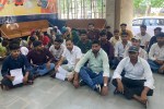 डीएम कार्य में व्यस्त तो बरामदे में बैठ गए एनएसयूआई कार्यकर्ता When the DM was busy with work, NSUI workers sat in the veranda