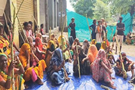शराब ठेका हटवाने की मांग, हाथों में डंडे लेकर किया प्रदर्शन Demand for removal of liquor contract, demonstration held with sticks in hand