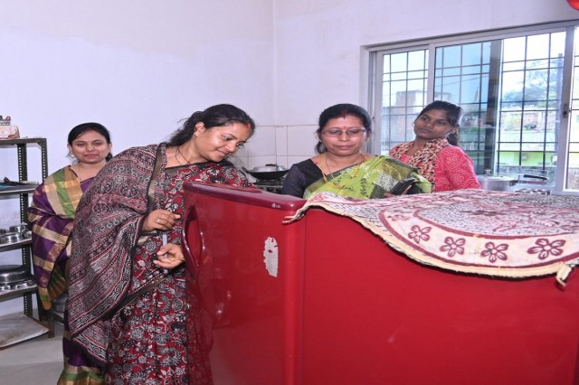 मंत्री लक्ष्मी राजवाड़े ने विभिन्न संस्थाओं का किया निरीक्षण (फोटो सोर्स- DPR)