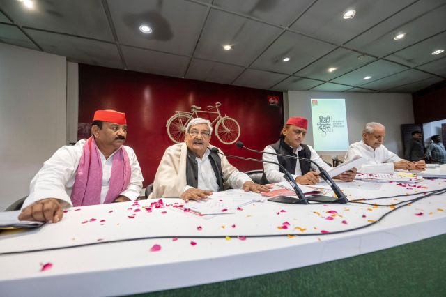 मंचासीन अखिलेश यादव और अन्य नेता (फोटो सोर्स- 'X' समाजवादी पार्टी)