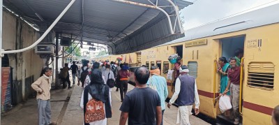Passengers on the Bina-Sagar route are facing problems as the railway gates are closed.
