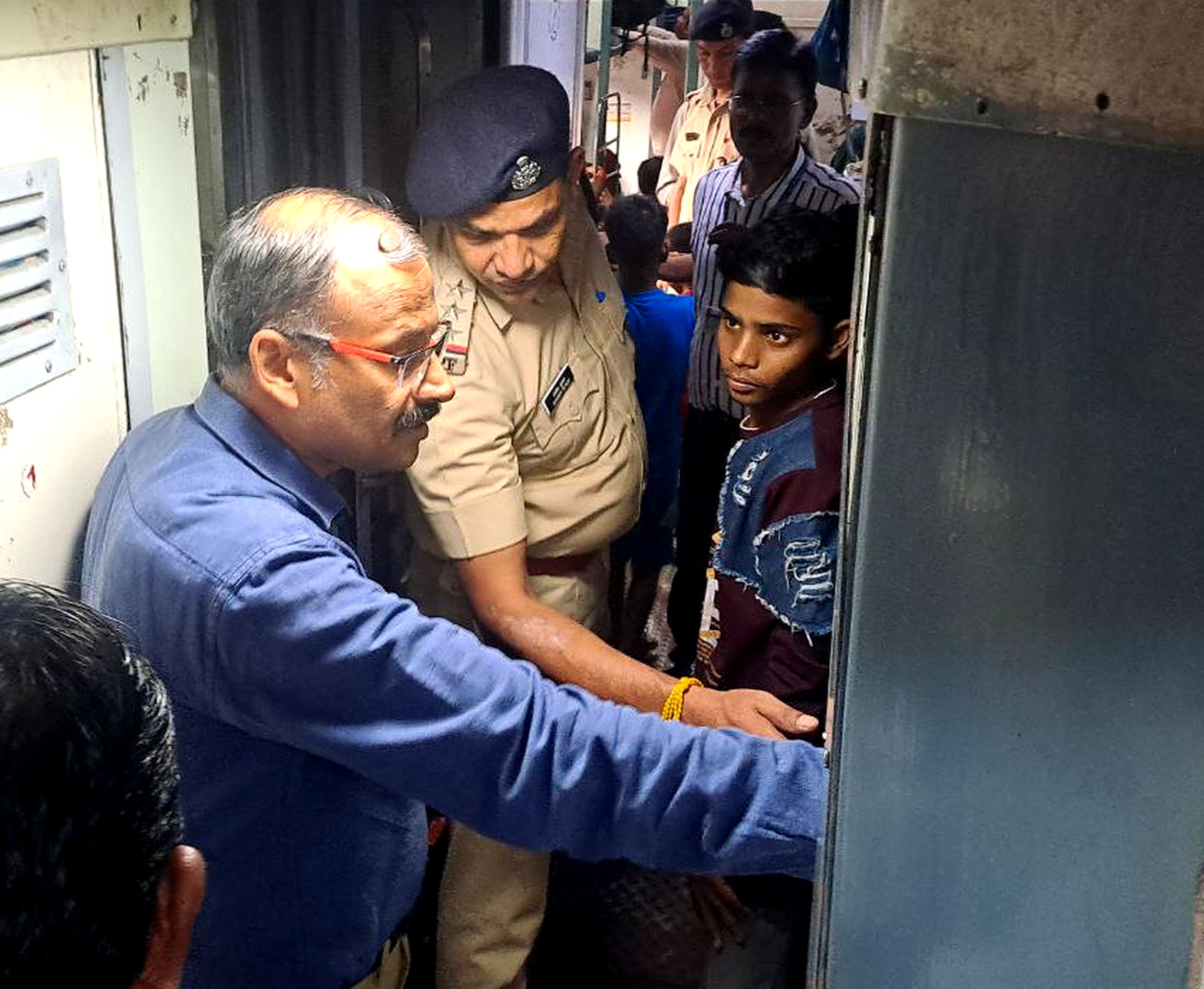 खंडवा स्टेशन पर डीआरएम का औचक निरीक्षण