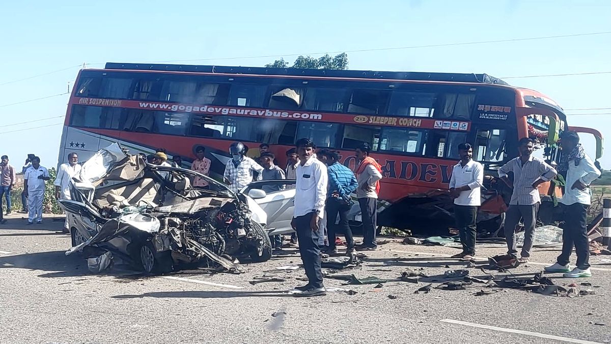 Video: बस की चपेट में आई कार, पति की मौत व पत्नी व दो बच्चे घायल