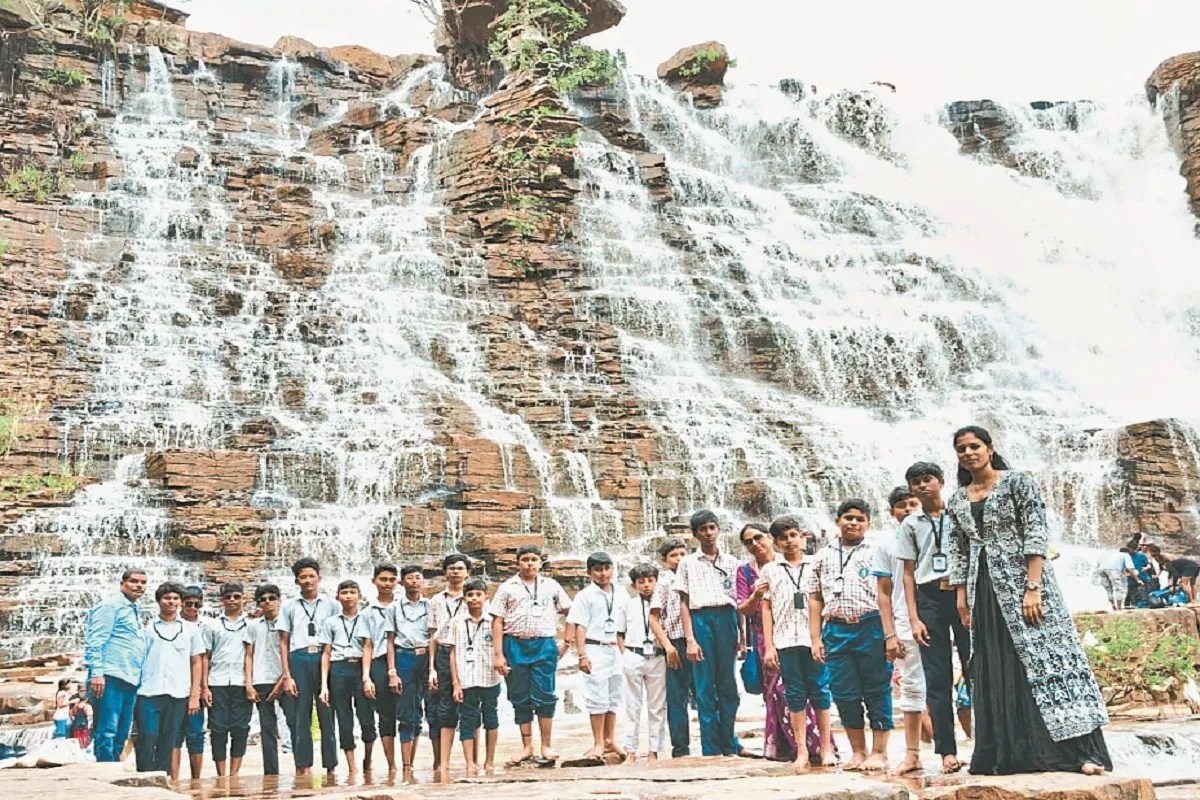 आंध्रप्रदेश से 40 छात्र-शिक्षक पहुंचे बस्तर (Photo source- Patrika)