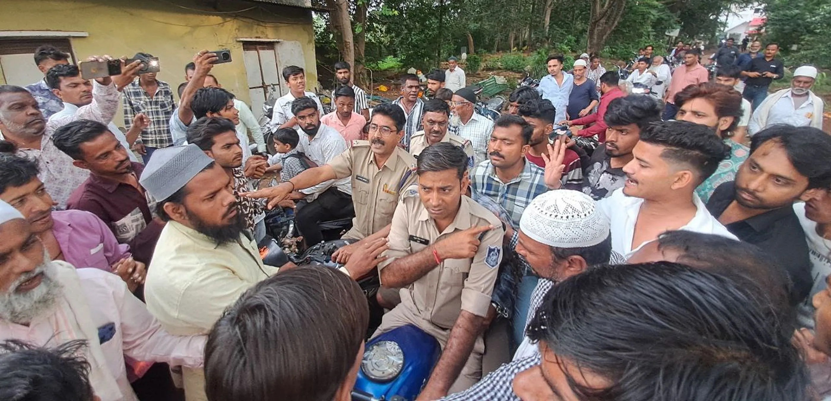 गोली मार दो या हमारे हवाले कर दो, आरोपी अय्यूब को देख बोले लोग