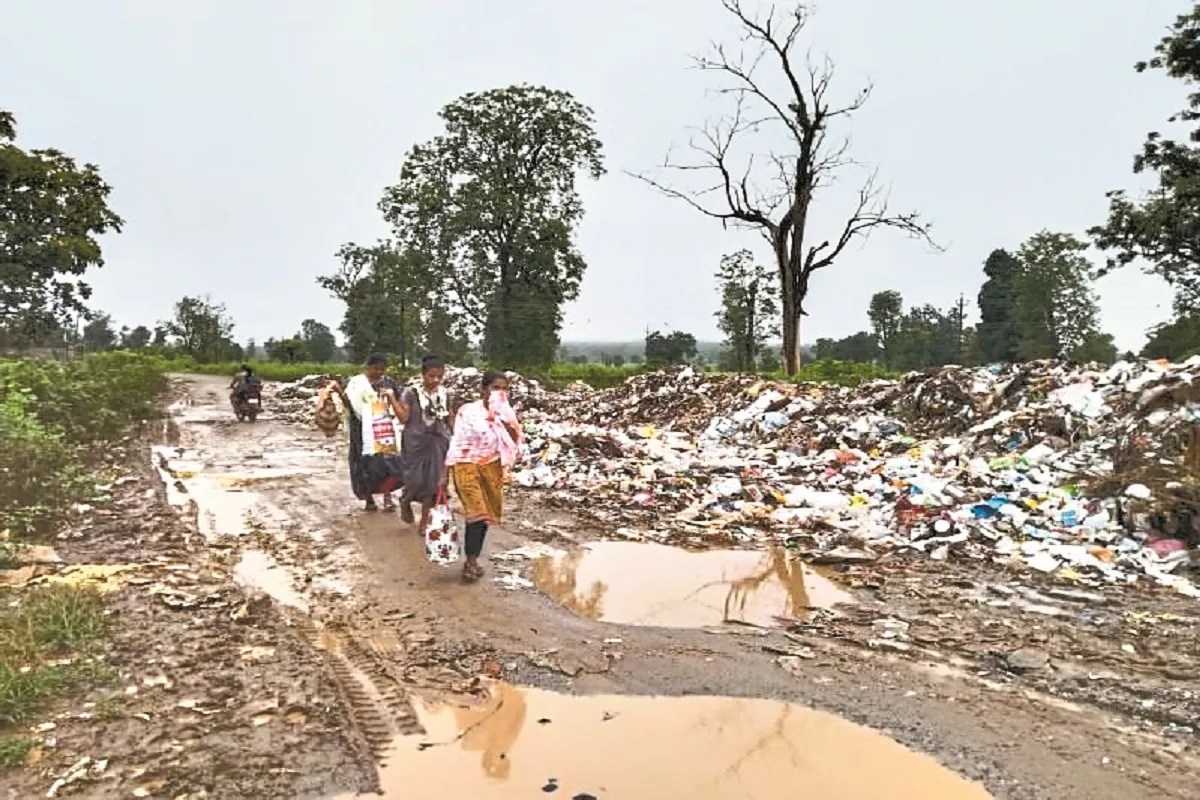 सड़क पर कचरा डंपिंग (Photo source- Patrika)