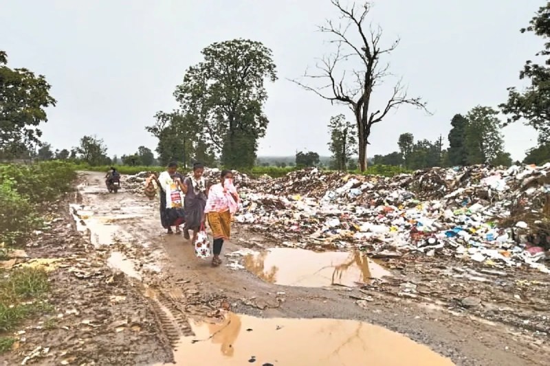 सड़क पर कचरा डंपिंग (Photo source- Patrika)