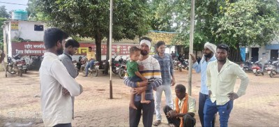 तेज रफ्तार बाइक चालक पीछे से कार में जा भिड़ा
