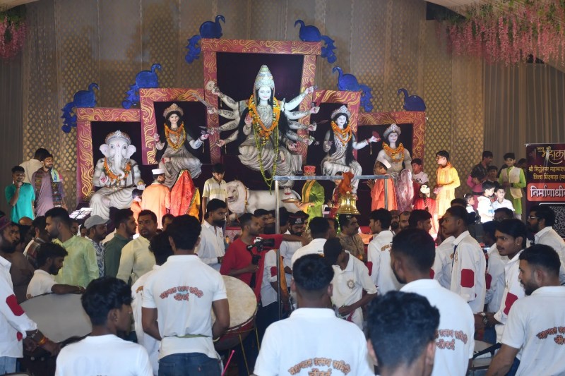 बड़ी संख्या में सडक़ पर उतर रहे लोग, जगह-जगह बन रही जाम की स्थिति