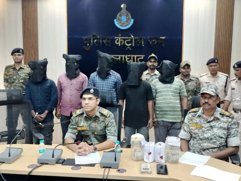 पांच आरोपी गिरफ्तार, 98 हजार नकद और 2 मोबाइल बरामद