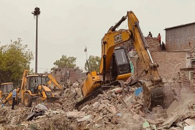 वाराणसी में प्रशासन की बुलडोजर कार्रवाई (फोटो सोर्स : Whatsapp)