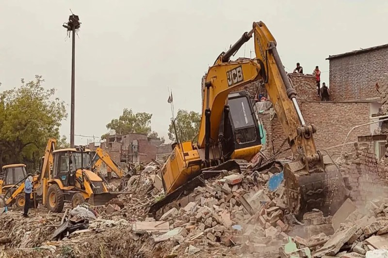 वाराणसी में प्रशासन की बुलडोजर कार्रवाई (फोटो सोर्स : Whatsapp)