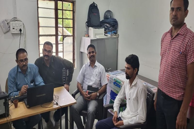 विद्युत लाइनमैन ने शिविर में बुला कर ली 4 हजार की रिश्वत, एसीबी टीम ने रंगे हाथ दबोचा An electric lineman called a man to a camp and took a bribe of Rs 4,000; the ACB team caught him red-handed.