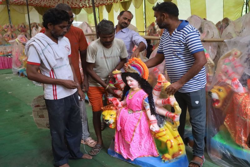 देवी-देवताओं की प्रतिमाओं बिक्री कर परिवार का कर रहे भरण पोषण Supporting the family by selling idols of gods and goddesses
