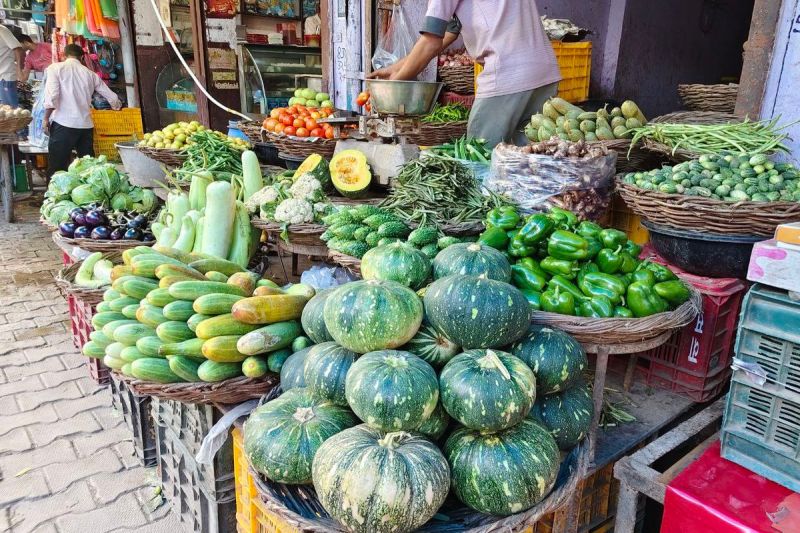 बारिश और श्रद्धपक्ष ने बिगाड़ा गोभी-टमाटर का जायका Rain and Shraddhapaksh spoiled the taste of cabbage and tomato