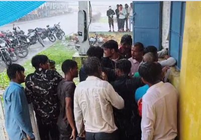 किसानों को बारिश में भीग कर लेना पड़ रहा खाद हो रहे