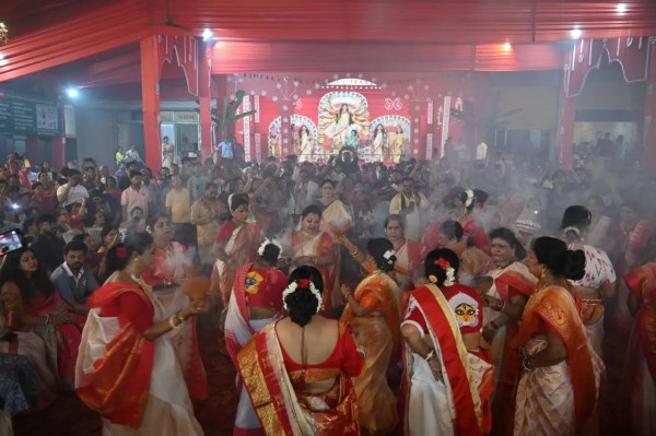बंगाली कालीबाड़ी दुर्गा पूजा महोत्सव में धूम, महिलाओं ने किया पारंपरिक धूप डांस, देखें Photo 