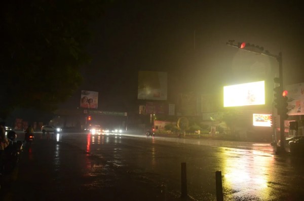 Garba Night: रायपुर में आधी रात को मौसम का बदला मिजाज, गरज के साथ जमकर हुई बारिश, देखें Photo