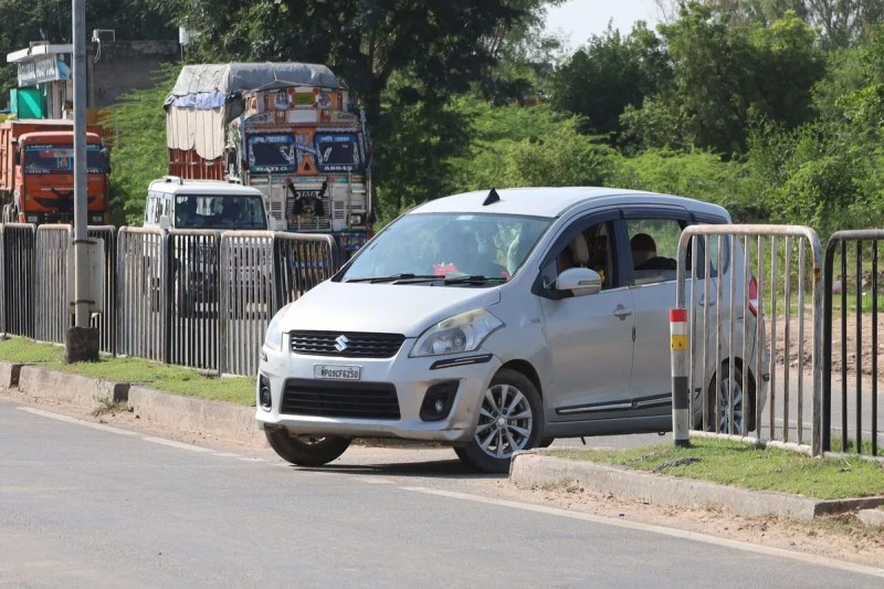 ढाई किलोमीटर में 10 कट, कहां से घुस आए वाहन पता नहीं 10 cuts in two and a half kilometers, it is not known from where the vehicles entered.