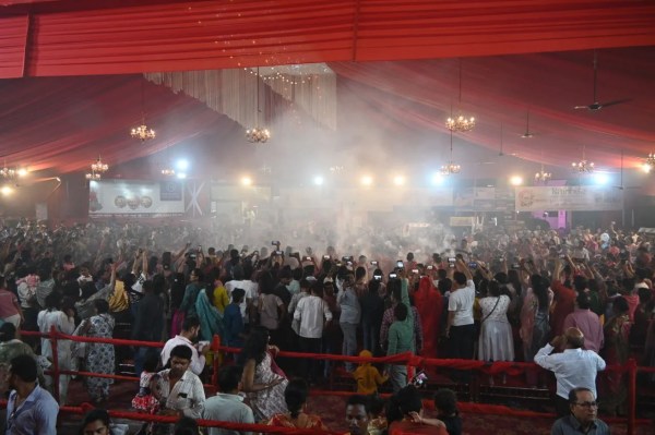 बंगाली कालीबाड़ी दुर्गा पूजा महोत्सव में धूम, महिलाओं ने किया पारंपरिक धूप डांस, देखें Photo 