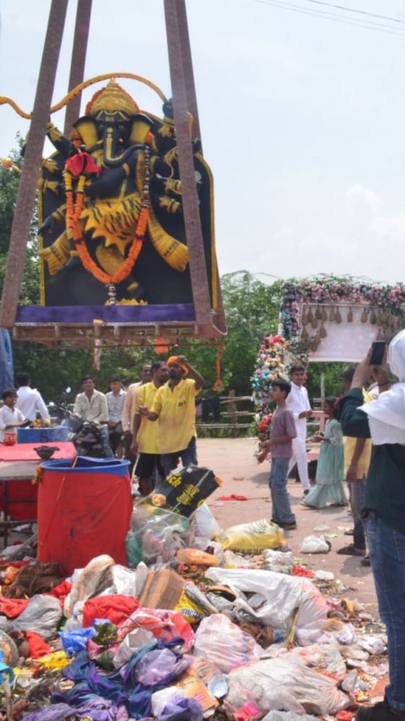 Raipur News: महादेव घाट में गणेश विसर्जन का सिलसिला जारी, गोताखोरों की टीम मौजूद