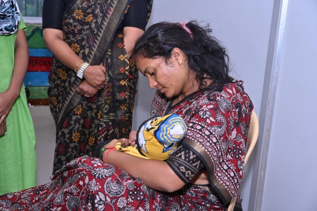 मंत्री लक्ष्मी राजवाड़े ने विभिन्न संस्थाओं का किया निरीक्षण (फोटो सोर्स- DPR)