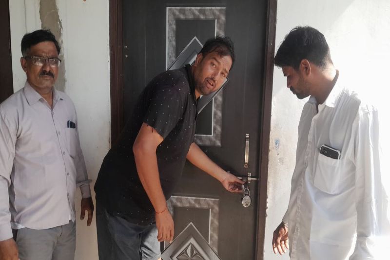 मकान मालिक कमरे में सोते रहे, चोर कुंडी लगा चुराकर ले गए लाखों के गहने-नकदी