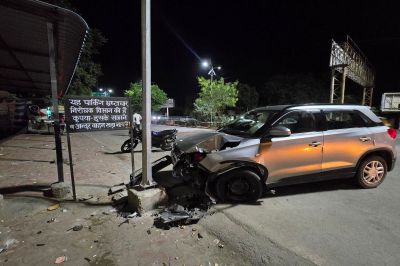 कार सड़क किनारे पार्किंग के पास लगे पोल से टकराई, बाल-बाल बचे खानाबदोश दम्पती