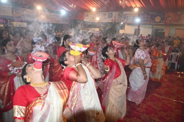 बंगाली कालीबाड़ी दुर्गा पूजा महोत्सव में धूम, महिलाओं ने किया पारंपरिक धूप डांस, देखें Photo 