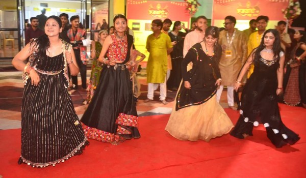 Garba Night: रायपुर में आधी रात को मौसम का बदला मिजाज, गरज के साथ जमकर हुई बारिश, देखें Photo