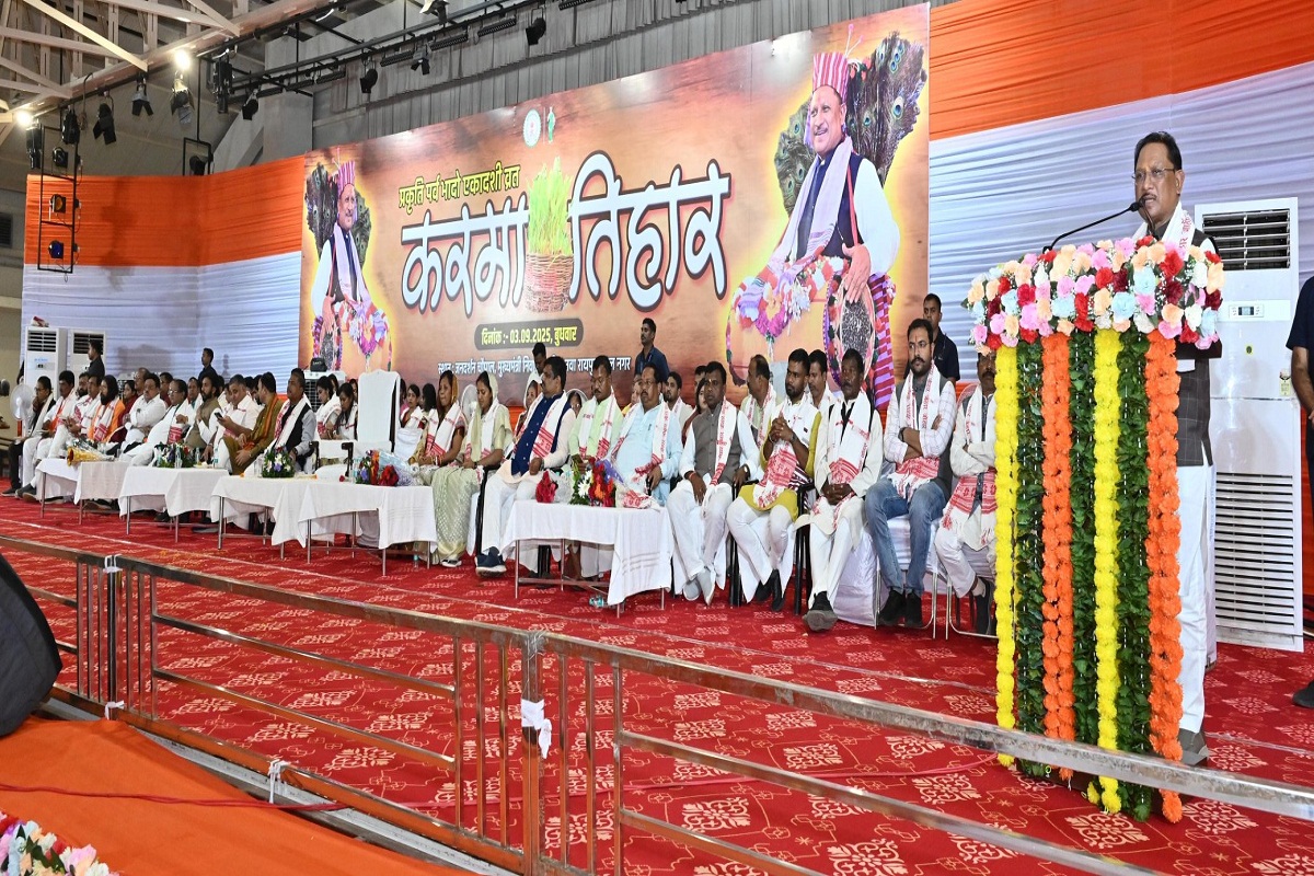 करमा तिहार के रंग में डूबा मुख्यमंत्री निवास, CM साय ने करमा दलों को सम्मानित कर किया प्रोत्साहित, देखें तस्वीरें