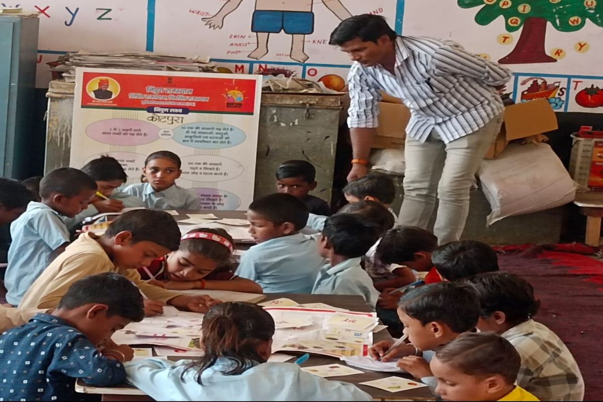 शिक्षक दिवस: अपनी धुन में लगे हैं ये शिक्षक, फैला रहे शिक्षा का उजियारा Teachers' Day: These teachers are busy in their work, spreading the light of education