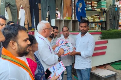 शहर में बाजार में निकले प्रभारी मंत्री, व्यापारी व आमजन से की चर्चा Minister in charge went to the market in the city and discussed with the traders and the general public.