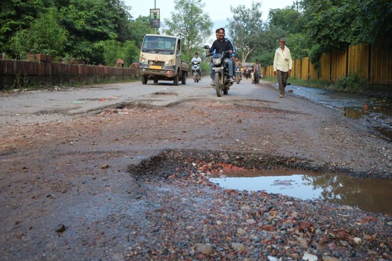 बारिश ने छलनी की सडक़ें, पानी में बही गिट्टी और डामर Rain washed away roads, gravel and asphalt washed away in water