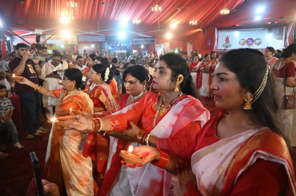 बंगाली कालीबाड़ी दुर्गा पूजा महोत्सव में धूम, महिलाओं ने किया पारंपरिक धूप डांस, देखें Photo 