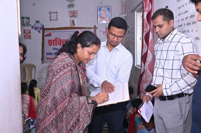 मंत्री लक्ष्मी राजवाड़े ने विभिन्न संस्थाओं का किया निरीक्षण (फोटो सोर्स- DPR)