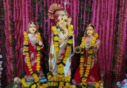 श्वेतार्क से गढ़ा अलौकिक स्वरूप, रिद्धि-सिद्धि सहित विराजमान गणेश - image