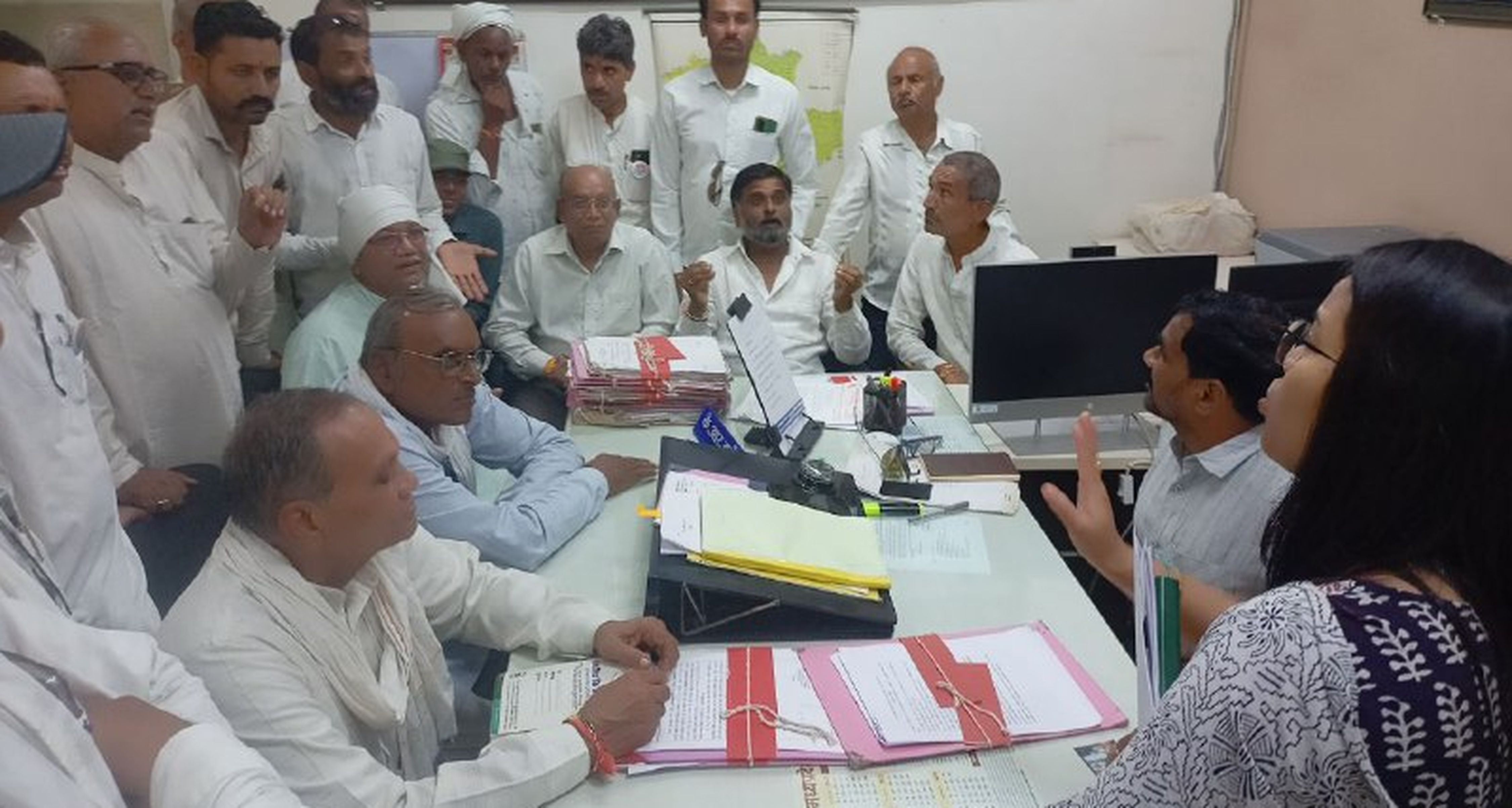 किसानों ने पूछा : सोसाइटियों में नहीं तो कहां जा रही खाद, डीएमओ बोले…हर रोज 250 किसानों को मिल रही खाद :डीएमओ
