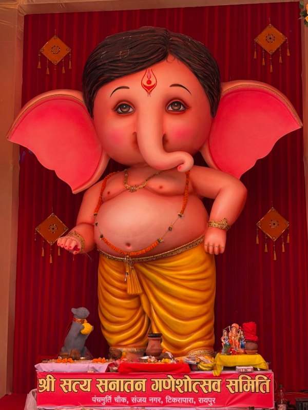 Ganesh Utsav 2025: रायपुर में गणेशोत्सव की धूम, मूर्तियों के दर्शन के लिए प्रतिदिन बढ़ती जा रही भीड़, देखें