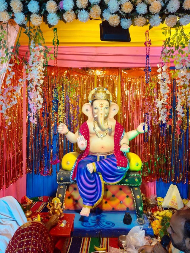 Ganesh Utsav 2025: रायपुर में गणेशोत्सव की धूम,  मूर्तियों के दर्शन के लिए प्रतिदिन बढ़ती जा रही भीड़, देखें 
