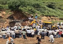 कालाघाटा में पहाड़ से खिसके पत्थर के साथ मलबे में दबने से 3 युवकों की मौत, एक
गंभीर घायल - image
