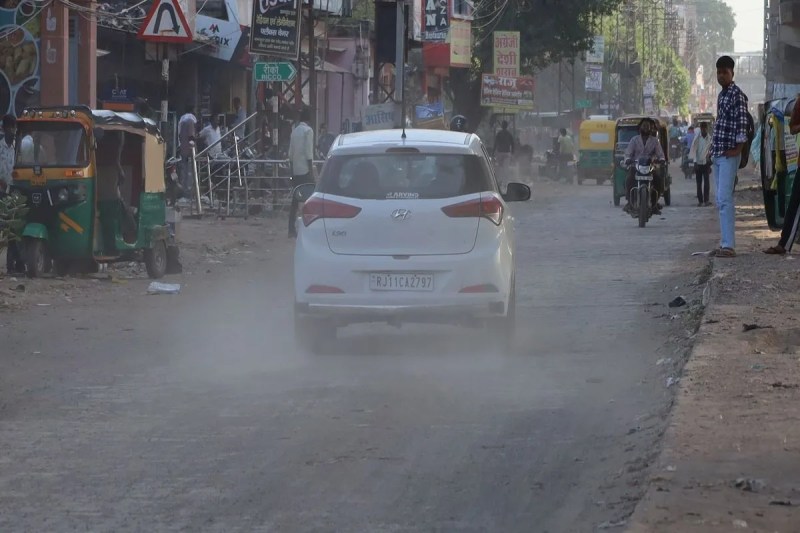शहर की खस्ताहाल सड़कों पर उड़ती धूल परोश रही बीमारियां Dust flying on the dilapidated roads of the city is spreading diseases.